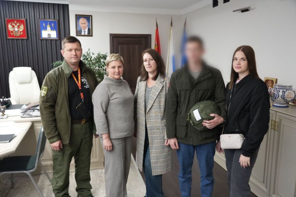 Вместе с нашим окружным депутатом, участником СВО Денисом Ахромкиным передали бойцу с позывным «Хром» снаряжение, необходимое ему для несения службы «за ленточкой»