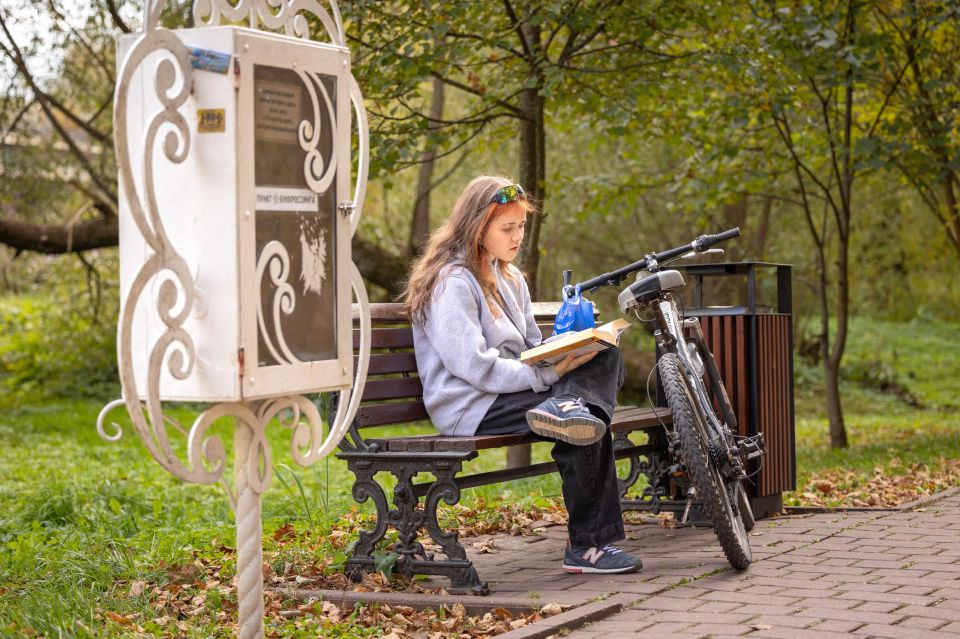 Буккроссинг Это свободный обмен бумажными книгами в общественных местах, где уже прочитанные книги ждут своих новых читателей