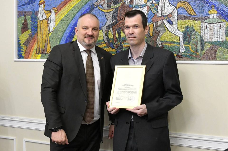 Традиционно оперативное совещание начал с приятной и важной миссии – чествования тех, чей труд каждый день делает наш округ лучше для жизни