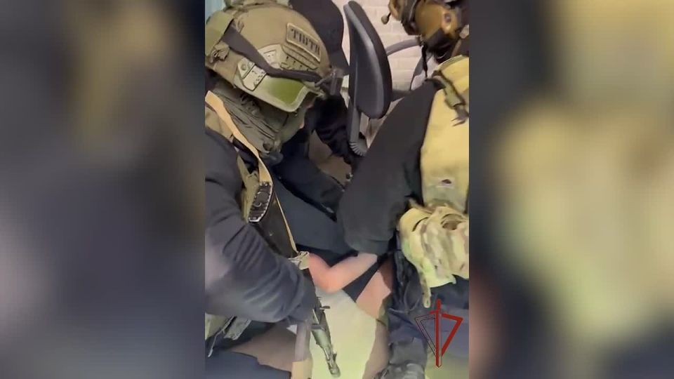 Сотрудники СОБР Главного управления Росгвардии по городу Москве оказали силовую поддержку коллегам из МВД и СК России при задержании подозреваемого в посягательстве на жизнь сотрудника правоохранительных органов