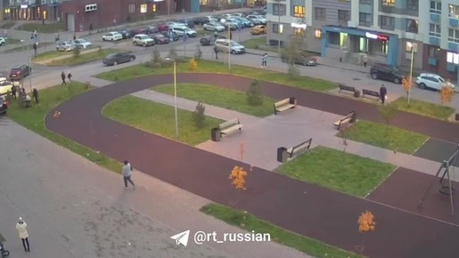 Внедорожник ездил по детской площадке и чуть не сбил женщину с коляской и ребёнка в Подмосковье