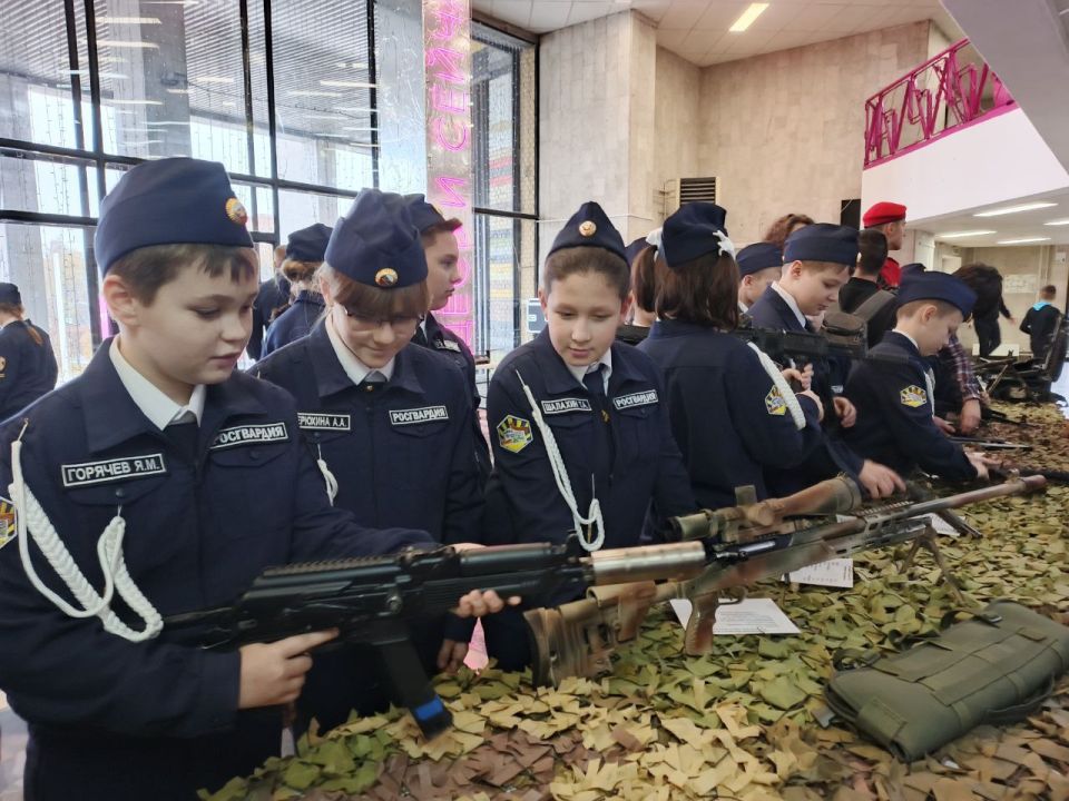 Один день с Росгвардией провели кадеты-новобранцы подшефной школы №18 имени Подольских курсантов