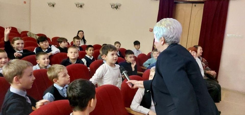 21 октября в рамках проекта "Творческие встречи" в стенах Культурного центра "Красный Электрик" прошла встреча с членом Российского творческого Союза работников культуры, художником, писателем Александрой Мазуркевич