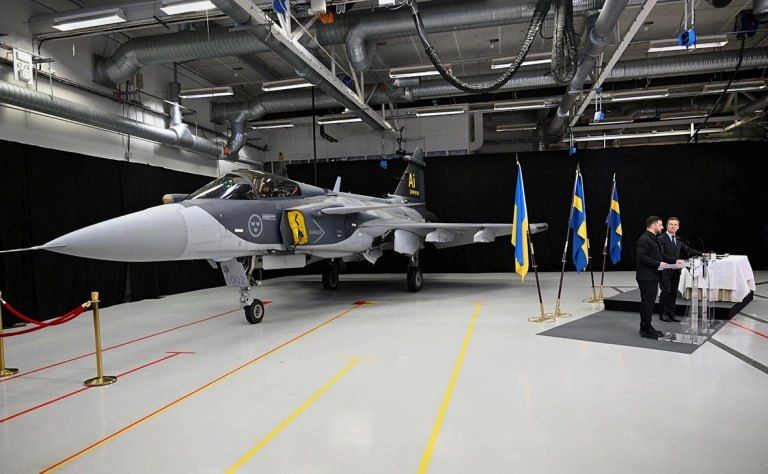 Владимир Зеленский подписал в Швеции с премьер-министром королевства Ульфом Кристерссоном соглашение о намерениях Украины приобрести не менее 100 истребителей Gripen E для национальных ВВС