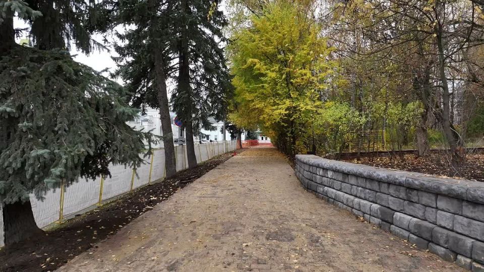 Владимир Волков: Благоустраиваем территорию у памятного знака Святителю Николаю в Дзержинском