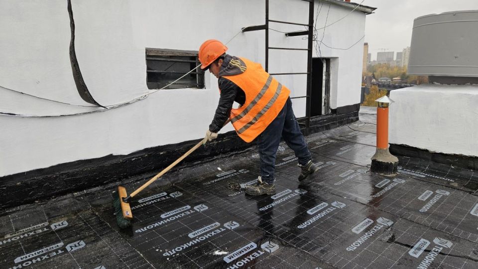 В Долгопрудном проводится ремонт крыши дома на проспекте Пацаева