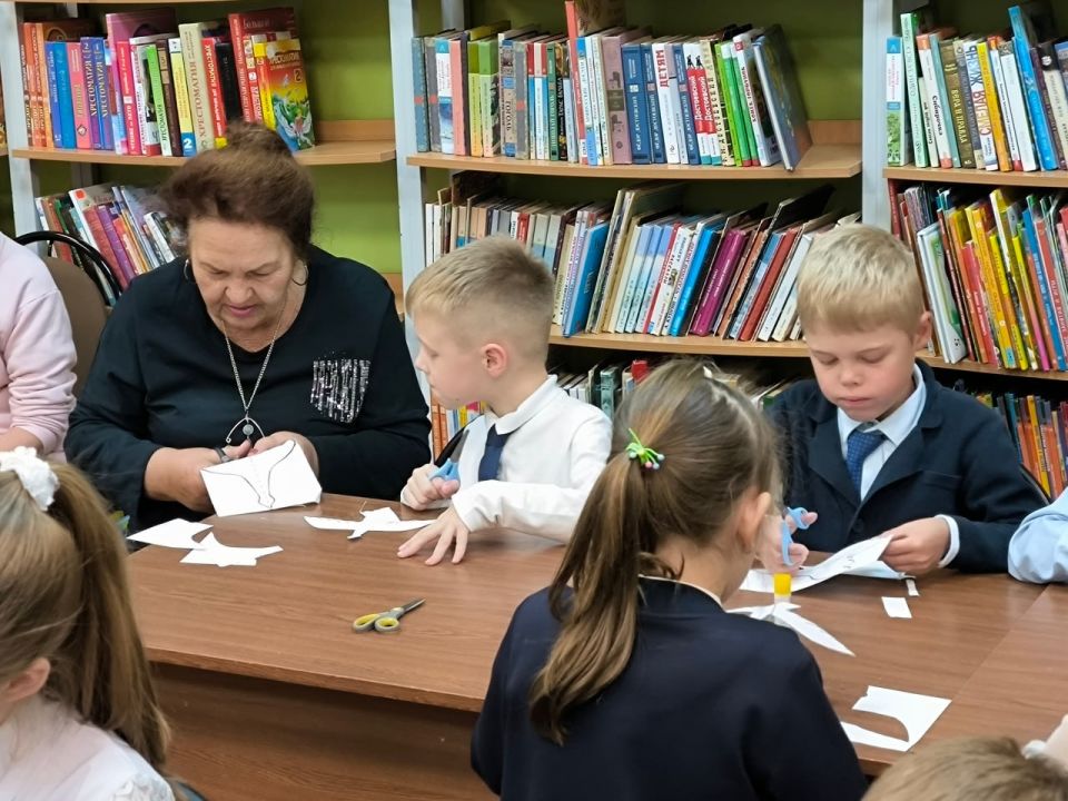 В чеховской городской библиотеке №1 отметили один из самых трогательных и грустных праздников, чествующих память погибших во всех войнах и захороненных в братских могилах - праздник белых журавлей