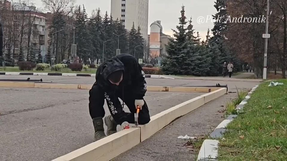 Приступили к установке городского катка на площади около ДК