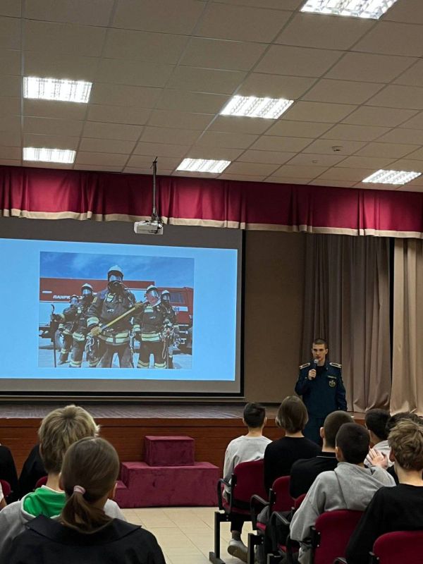 Сегодня курсант Московского колледжа «Московия» и выпускник нашей гимназии Лебедев Роман провел беседу с учениками старших классов