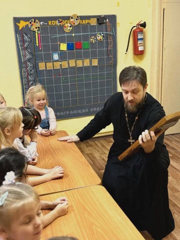 22 октября в дошкольном отделении МБОУ Любучанской СОШ (с. Молоди) м.о. Чехов состоялась необычная и приятная встреча – в гости пришёл батюшка