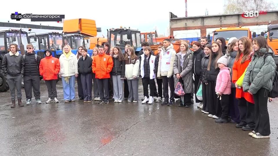 Константин Михальков: Вы когда нибудь сидели в кабине трактора? А мы для школьников провели экскурсию на предприятии МБУ «ДЕЗ», чтобы они попробовали!