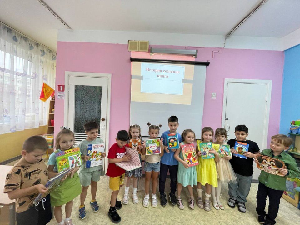 В рамках реализации проекта Предшкола стандарт детского сада на тематической неделе «Книга - лучший друг» в дошкольном отделении МБОУ Любучанской СОШ м.о. Чехов воспитатели подготовительной к школе группы «Звездочки»: