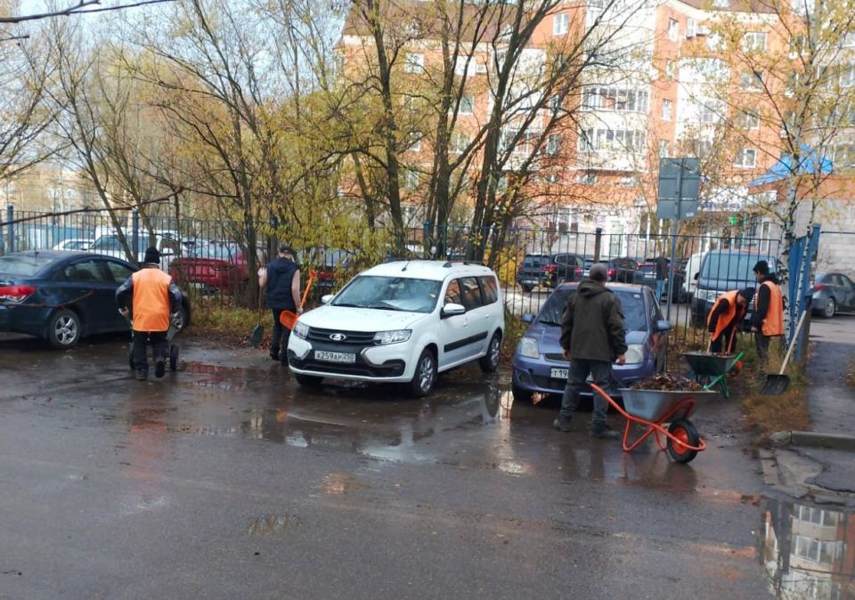 Продолжаем убирать территории нашего города!