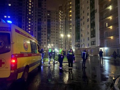 Дмитрий Волков: Нахожусь на месте происшествия, где этой ночью вражеский беспилотник ударил по жилому дому на Бульваре Космонавтов, д.1 в Изумрудных холмах
