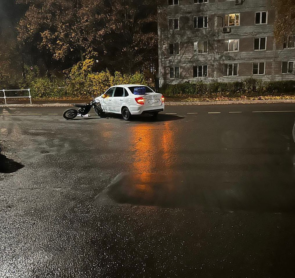 В Долгопрудном в аварию попали подростки на электробайке В Долгопрудном в аварию попали подростки на электробайке