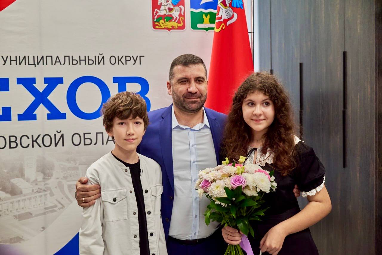 Михаил Собакин: В торжественной обстановке вручил паспорта юным жителям муниципального округа Чехов Михаил Собакин: В торжественной обстановке вручил паспорта юным жителям муниципального округа Чехов