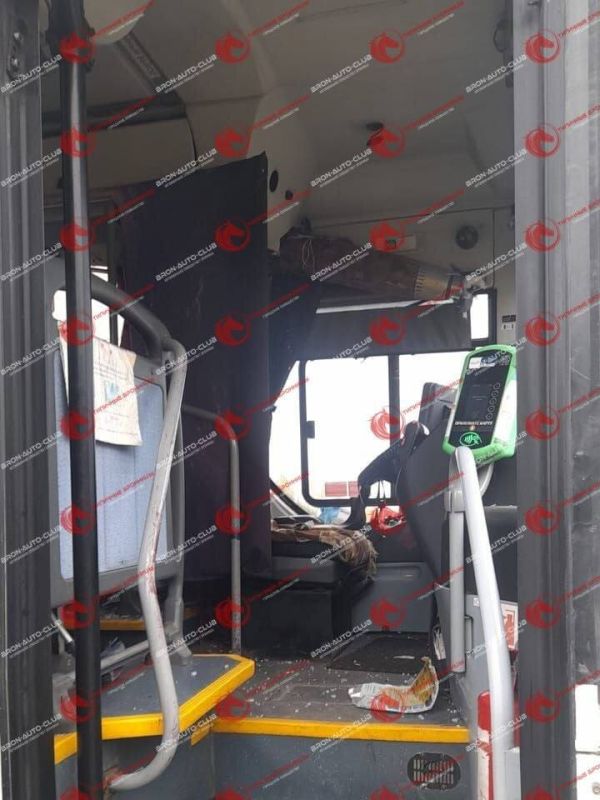 Стартовый двигатель от зенитной ракеты ЗРПК "Панцирь-С1", застрявший в крыше пассажирского автобуса в Подмосковье во время отражения одной из атак украинских дронов на Москву