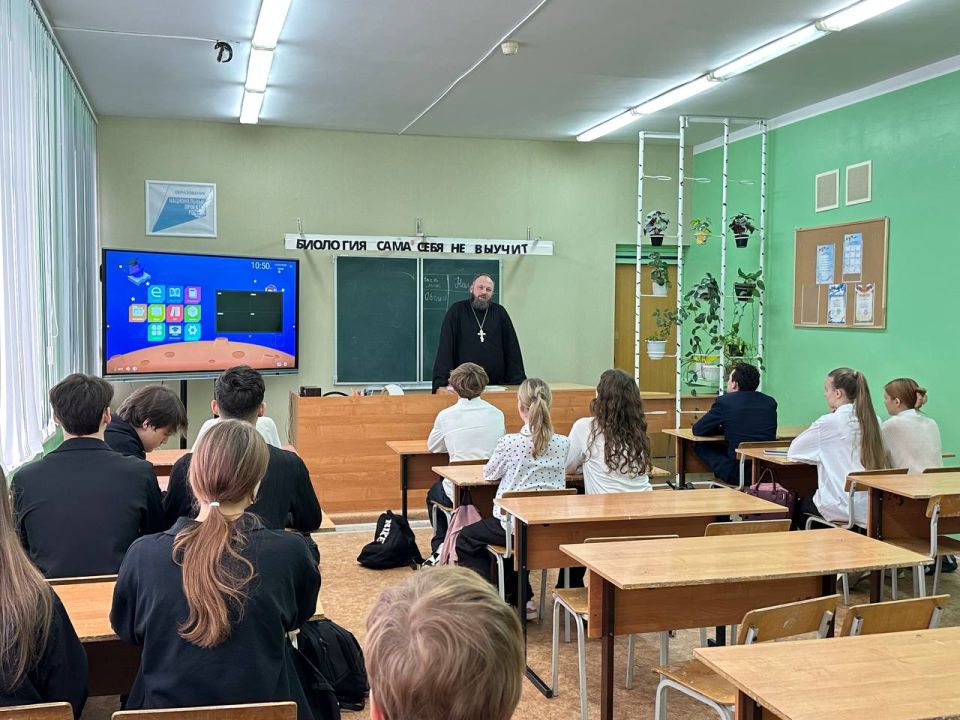 23 октября в старших классах прошла встреча с Отцом Сергием(настоятелем храма вмч