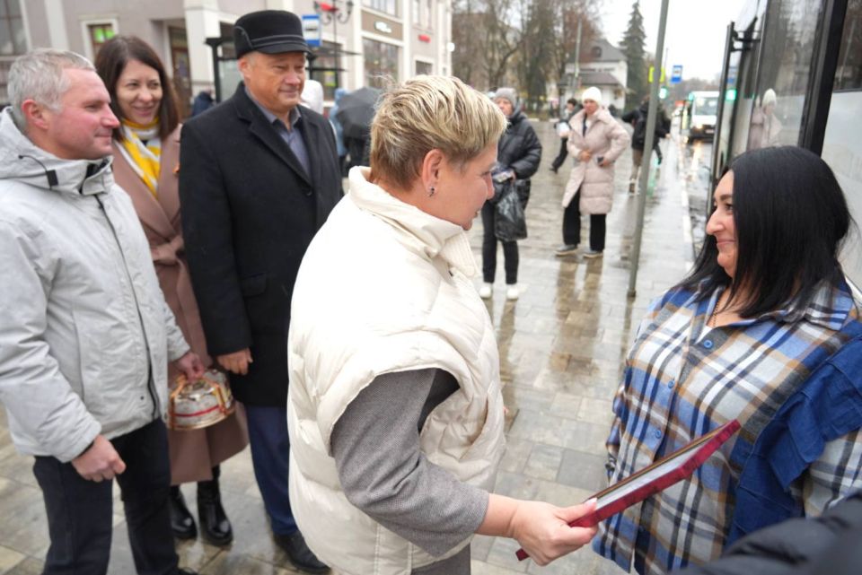 Вот уже 13 лет Нина Дергачева работает водителем автобуса