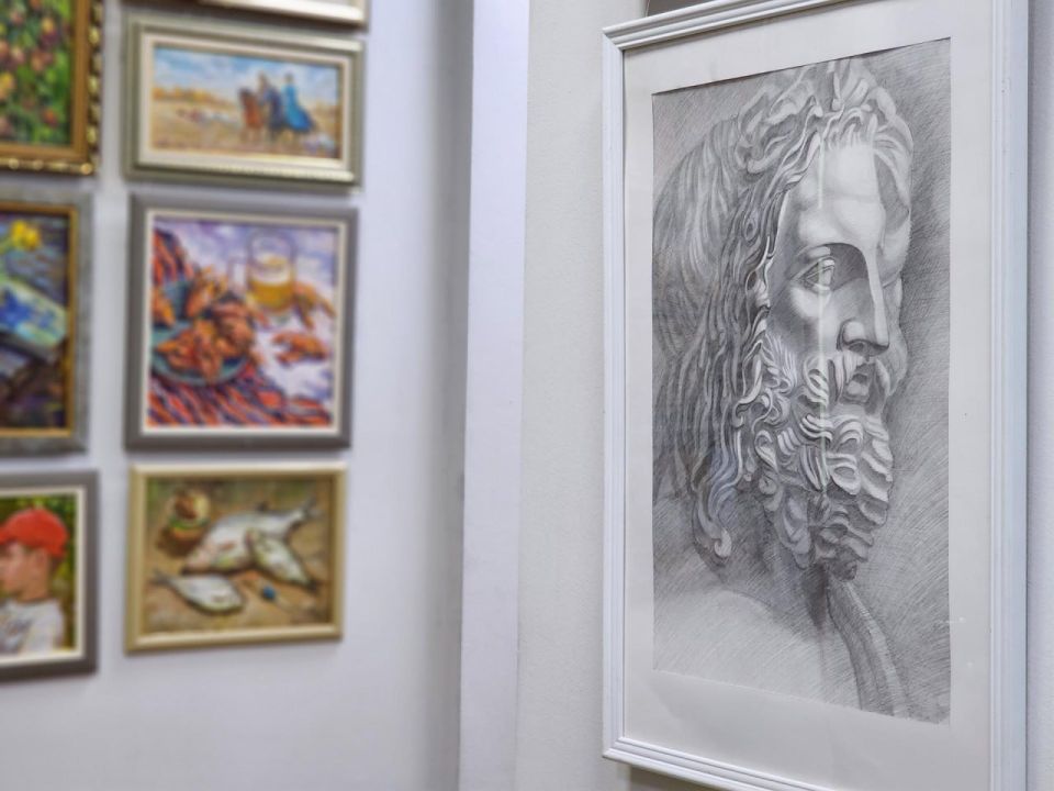 В холле Ногинской детской художественной школы открылась новая выставка «Учитель и Ученик»