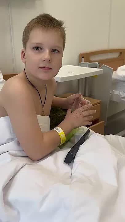 Руки и ноги ребёнка, пострадавшего при атаке на Красногорск, сильно посечены осколками