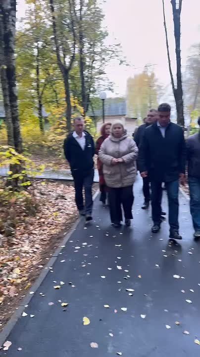 Вместе с жителями и депутатом Совета депутатов Александром Паршиным оценили обновленный парк в Горетово, который был благоустроен по программе инициативного бюджетирования