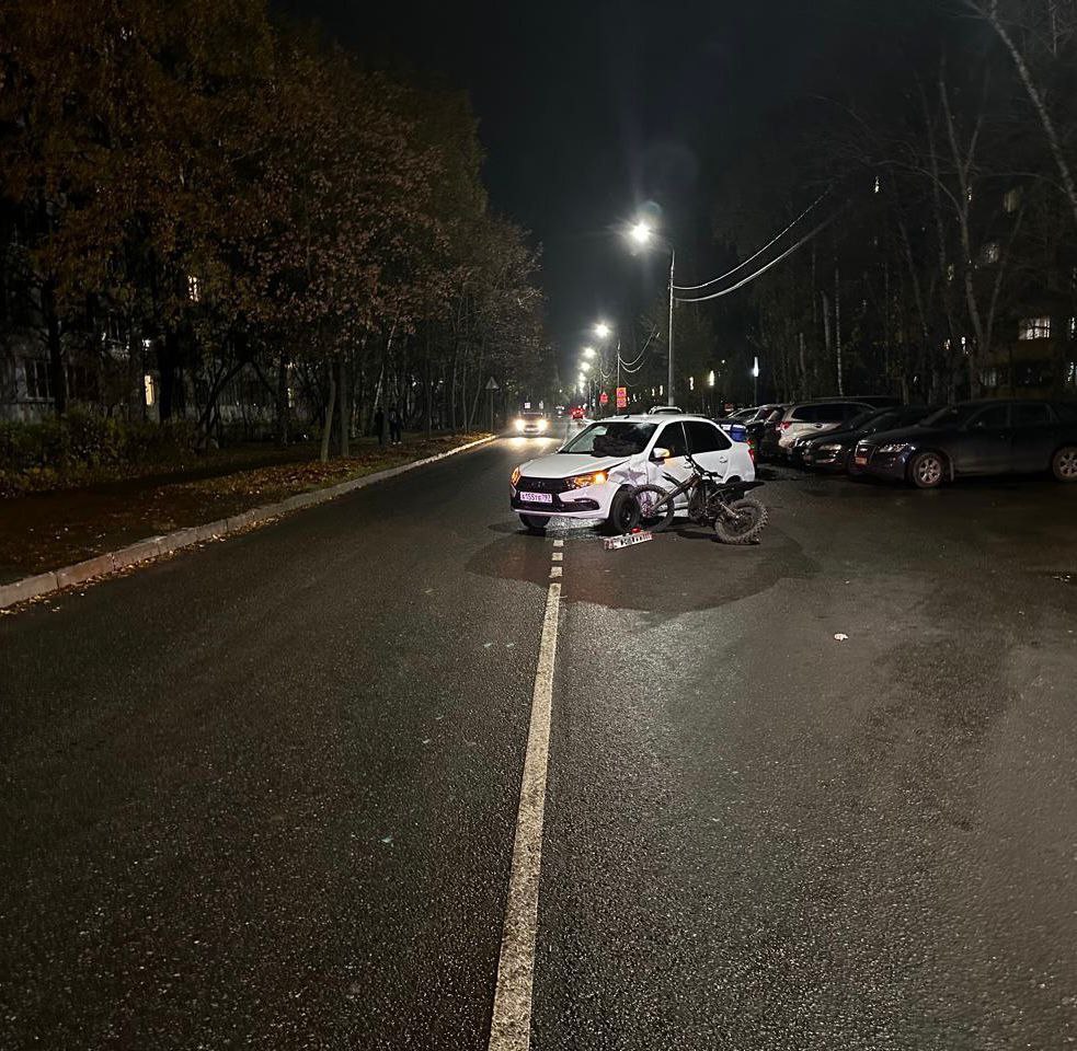В Долгопрудном в аварию попали подростки на электробайке