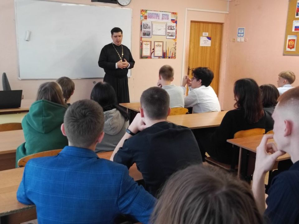 "Любовь и влюбленность": откровенный разговор с иереем Валентином в 10 классе МБОУ СОШ № 8 "Любовь и влюбленность": откровенный разговор с иереем Валентином в 10 классе МБОУ СОШ № 8