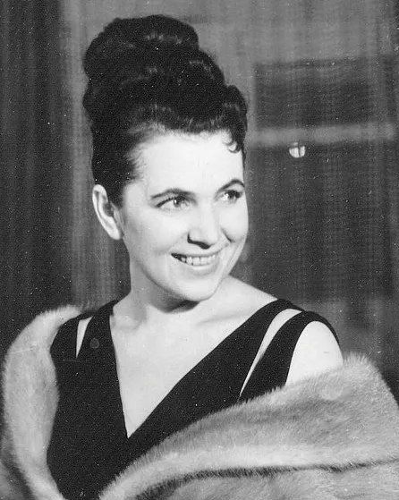 На написание стихотворения «Слушая пение» Анну Ахматову вдохновил голос Галины Вишневской