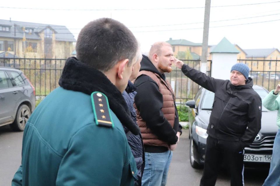 Друзья, доброе утро!. Сегодня день начали со встречи в деревне Ховрино — вновь собрались с инициативной группой по вопросу строительства логистического центра вблизи храма Богоявления