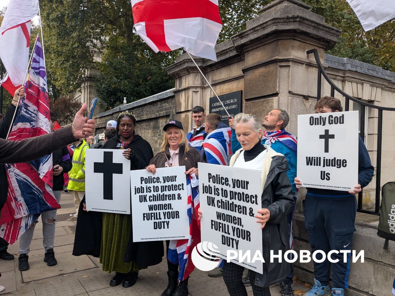 Массовая акция проходит в центре Лондона, организованная правой Партией независимости Соединенного Королевства против нелегальной миграции и радикального ислама, передает корреспондент РИА Новости Массовая акция проходит в центре Лондона, организованная правой Партией независимости Соединенного Королевства против нелегальной миграции и радикального ислама, передает корреспондент РИА Новости