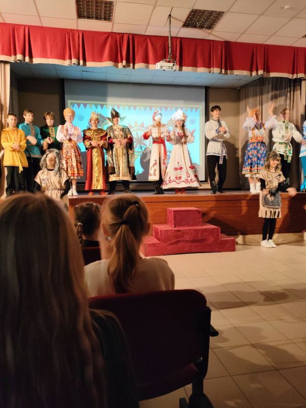 25 октября обучающиеся 3а и 3в классов МБОУ СОШ 1мо Чехов посмотрели новую версию спектакля "Летучий корабль" театральной студии "Инсайт" ЦРТДиЮ