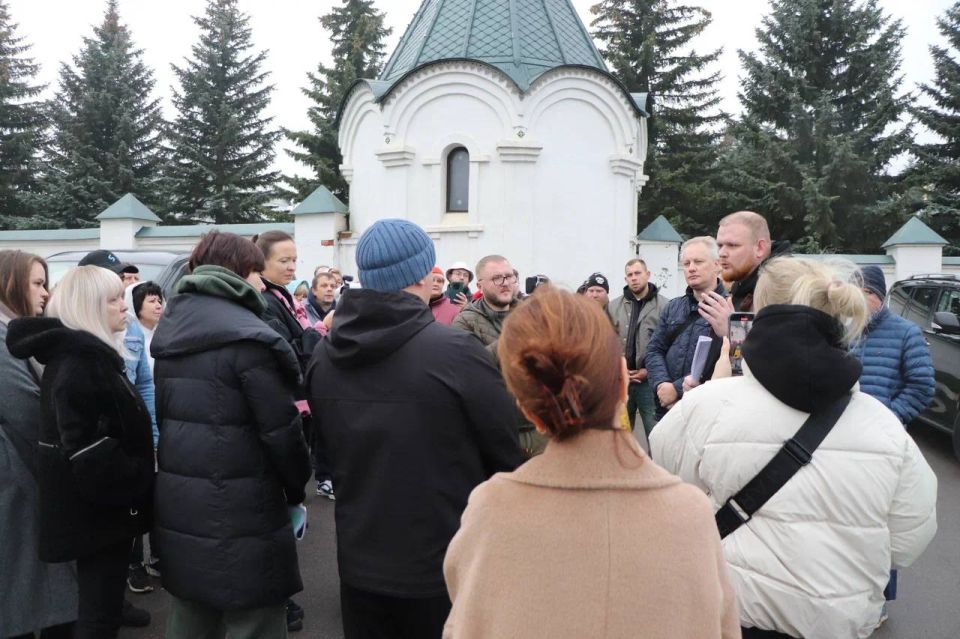 Друзья, доброе утро!. Сегодня день начали со встречи в деревне Ховрино — вновь собрались с инициативной группой по вопросу строительства логистического центра вблизи храма Богоявления Друзья, доброе утро!. Сегодня день начали со встречи в деревне Ховрино — вновь собрались с инициативной группой по вопросу строительства логистического центра вблизи храма Богоявления