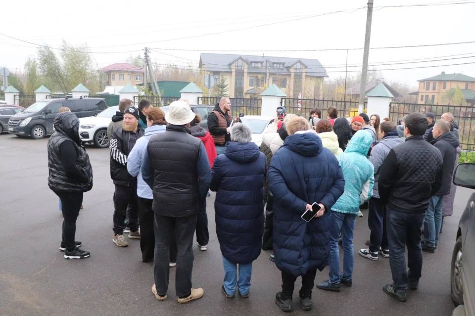 Друзья, доброе утро!. Сегодня день начали со встречи в деревне Ховрино — вновь собрались с инициативной группой по вопросу строительства логистического центра вблизи храма Богоявления Друзья, доброе утро!. Сегодня день начали со встречи в деревне Ховрино — вновь собрались с инициативной группой по вопросу строительства логистического центра вблизи храма Богоявления