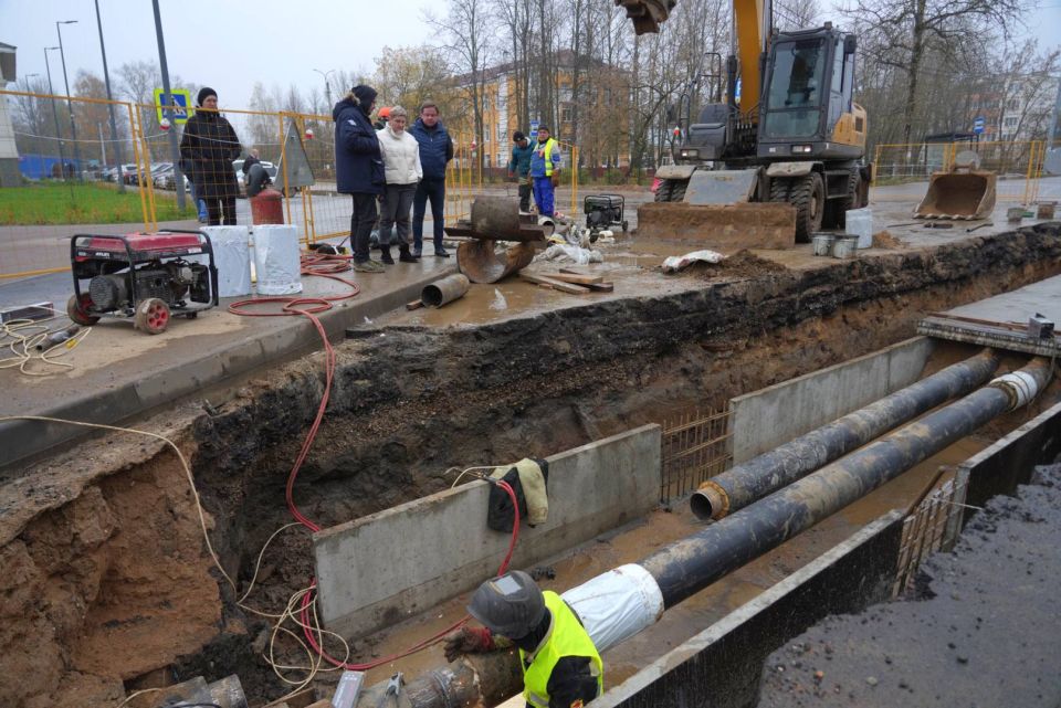 Вместе с профильным заместителем по вопросам ЖКХ Юрием Гужвой и начальником Хотьковского территориального управления Натальей Фокиной проверили ход работ по подключению теплотрассы к МОПБ №5