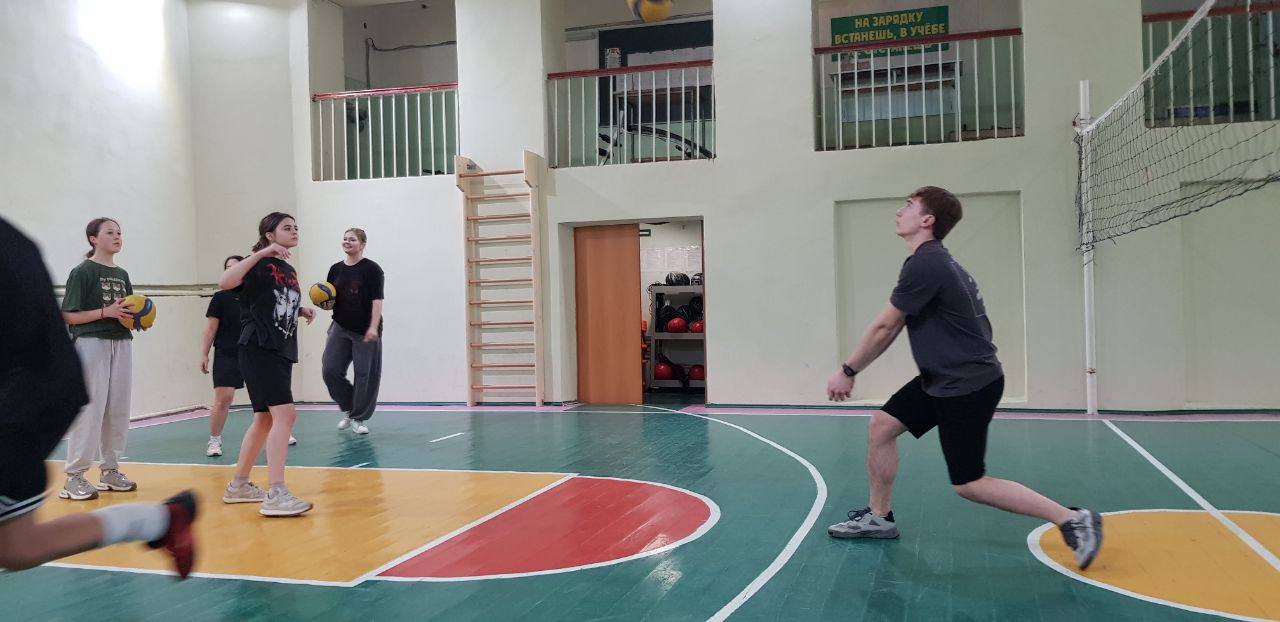 Сегодня, 25 октября, в стенах МБОУ лицея №4 прошла активная подготовка к предстоящим соревнованиям по волейболу