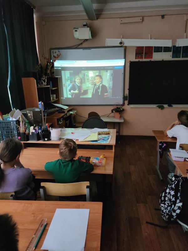 Что же такое фантазия? И может ли она помочь в повседневной жизни? На эти и другие вопросы искали ответ ученики 3 а класса после просмотра фильма "Мой друг - единорог"