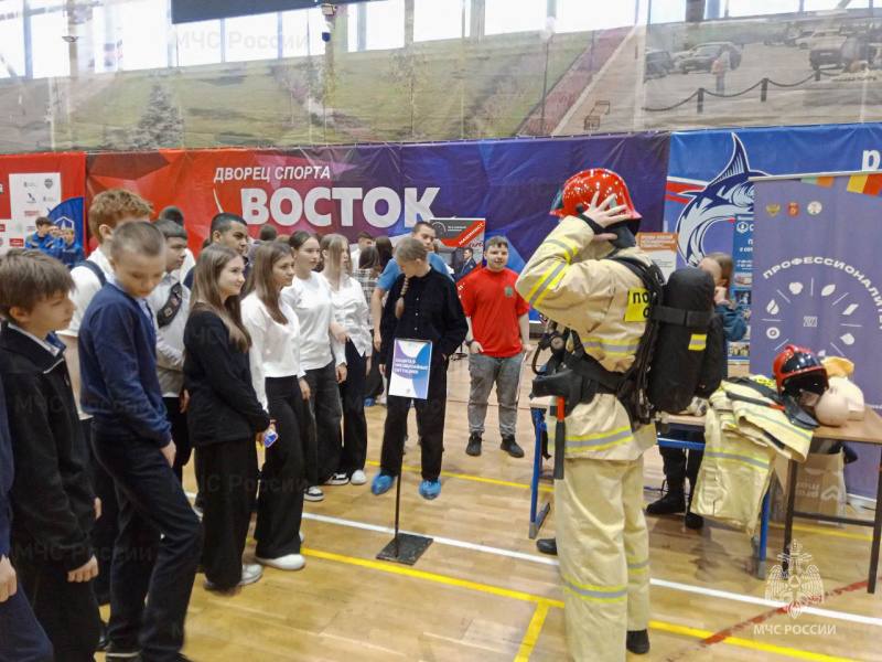 Сотрудники МЧС России приняли участие в «Ярмарке профессий»