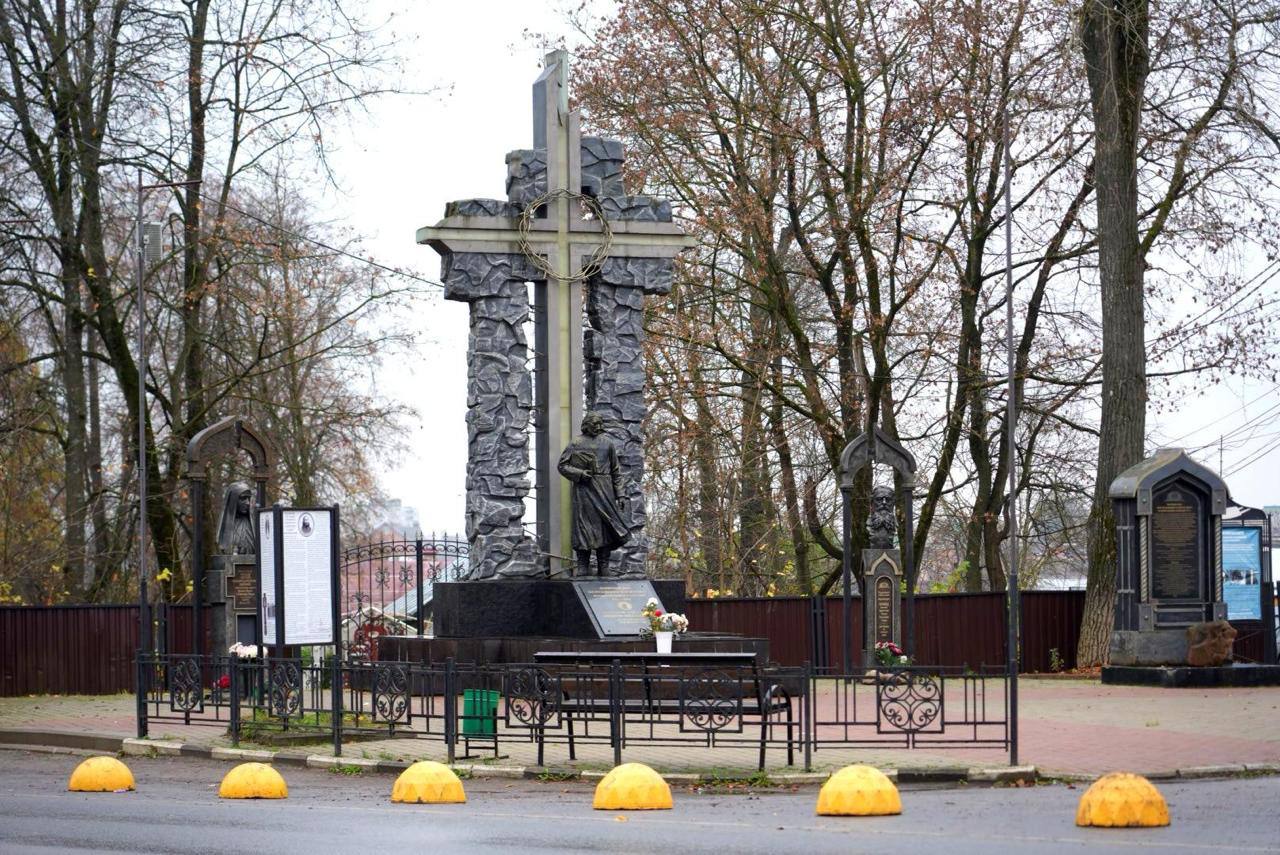 В Сергиевом Посаде парковку около памятника Флоренского закрыли из-за вопросов безопасности