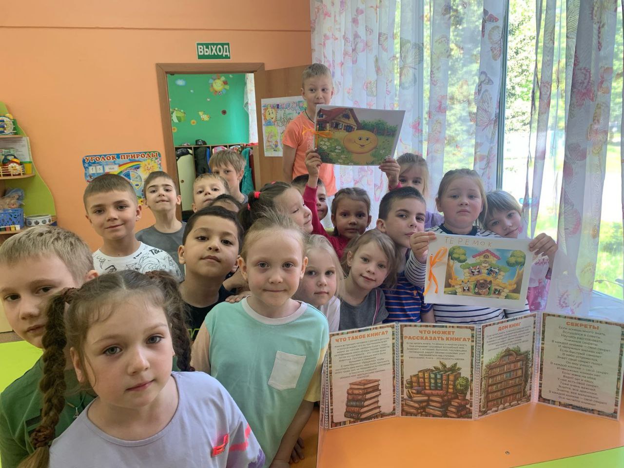 В рамках реализации проекта "Предшкола: стандарт детского сада" на тематической неделе "Книга – лучший друг", м.о.Чехов, МБОУ СОШ №1, дошкольное отделение.Был проведён мастер-класс "Изготовление альбома "Книга - лучший... В рамках реализации проекта "Предшкола: стандарт детского сада" на тематической неделе "Книга – лучший друг", м.о.Чехов, МБОУ СОШ №1, дошкольное отделение.Был проведён мастер-класс "Изготовление альбома "Книга - лучший...