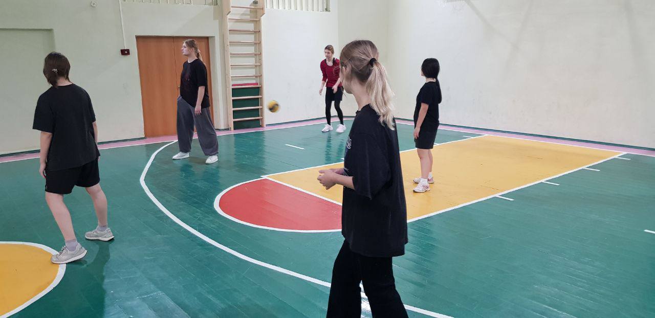 Сегодня, 25 октября, в стенах МБОУ лицея №4 прошла активная подготовка к предстоящим соревнованиям по волейболу Сегодня, 25 октября, в стенах МБОУ лицея №4 прошла активная подготовка к предстоящим соревнованиям по волейболу