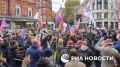 Массовая акция проходит в центре Лондона, организованная правой Партией независимости Соединенного Королевства против нелегальной миграции и радикального ислама, передает корреспондент РИА Новости