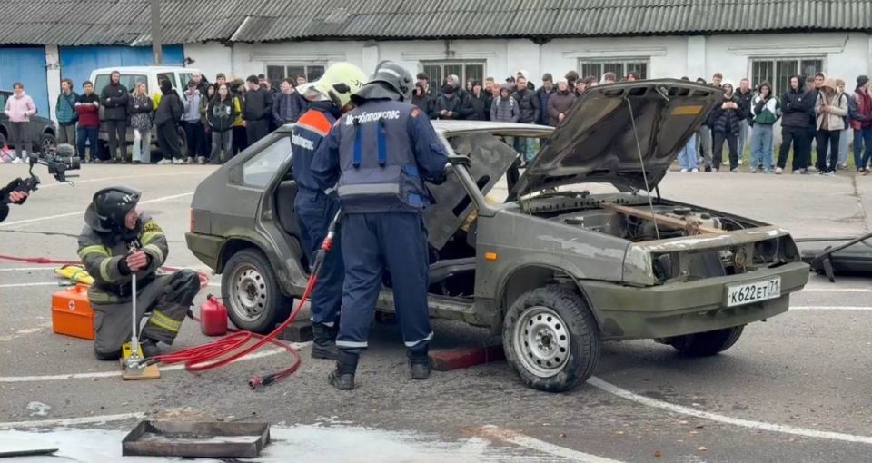 23 октября 2025 года на территории учебной площадки Чеховского техникума СП № 32 состоялась масштабная показательная тренировка экстренно-оперативных служб муниципального округа Чехов