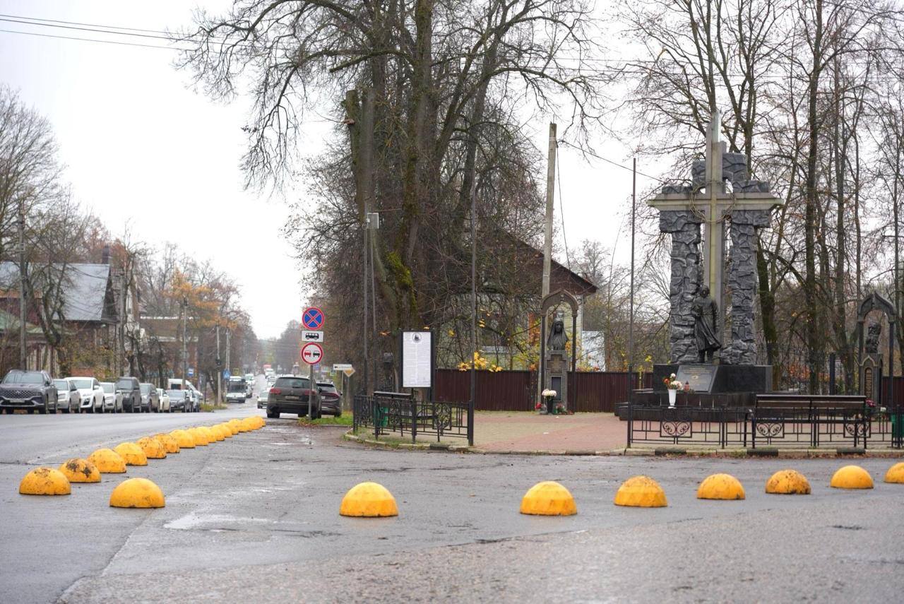 В Сергиевом Посаде парковку около памятника Флоренского закрыли из-за вопросов безопасности В Сергиевом Посаде парковку около памятника Флоренского закрыли из-за вопросов безопасности