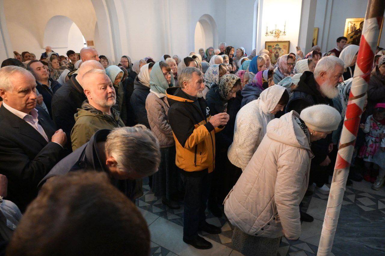 В конце ХХ века жители посёлка Загорской ГАЭС Богородское обратились с коллективным письмом к настоятелю Свято-Троицкой Сергиевой лавры, архиепископу Феогносту с просьбой помочь им воссоздать в посёлке храм в честь Успения... В конце ХХ века жители посёлка Загорской ГАЭС Богородское обратились с коллективным письмом к настоятелю Свято-Троицкой Сергиевой лавры, архиепископу Феогносту с просьбой помочь им воссоздать в посёлке храм в честь Успения...