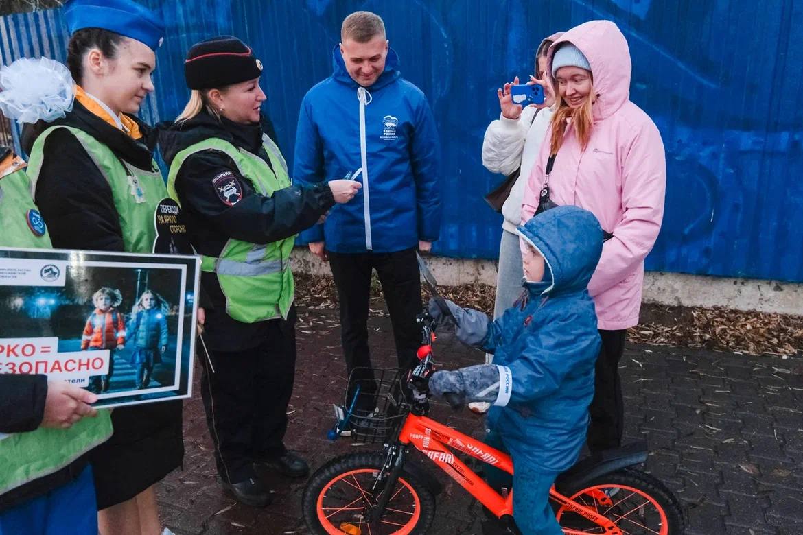 С Днём автомобилиста!. Сегодня сотрудники Госавтоинспекции вместе с представителями партии «Единая Россия», «Молодой Гвардии» и юидовцами поздравили водителей с их профессиональным праздником С Днём автомобилиста!. Сегодня сотрудники Госавтоинспекции вместе с представителями партии «Единая Россия», «Молодой Гвардии» и юидовцами поздравили водителей с их профессиональным праздником
