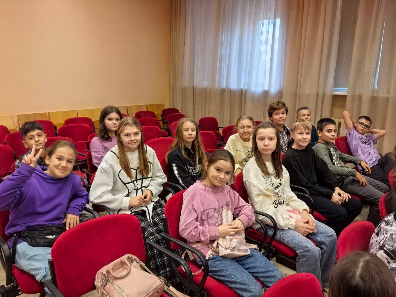 25 октября ученики 5д класса вместе с классным руководителем Михальковой А. В. посетили чудесный интерактивный музыкальный спектакль «Летучий корабль», который показала нам театральная студия «Инсайт» ЦРТДЮ под руководством... 25 октября ученики 5д класса вместе с классным руководителем Михальковой А. В. посетили чудесный интерактивный музыкальный спектакль «Летучий корабль», который показала нам театральная студия «Инсайт» ЦРТДЮ под руководством...