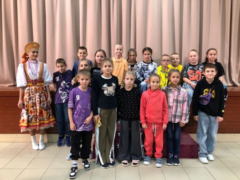 25 октября ученики 3б класса посмотрели интерактивный музыкальный спектакль «Летучий корабль» театральной студии ИНСАЙТ