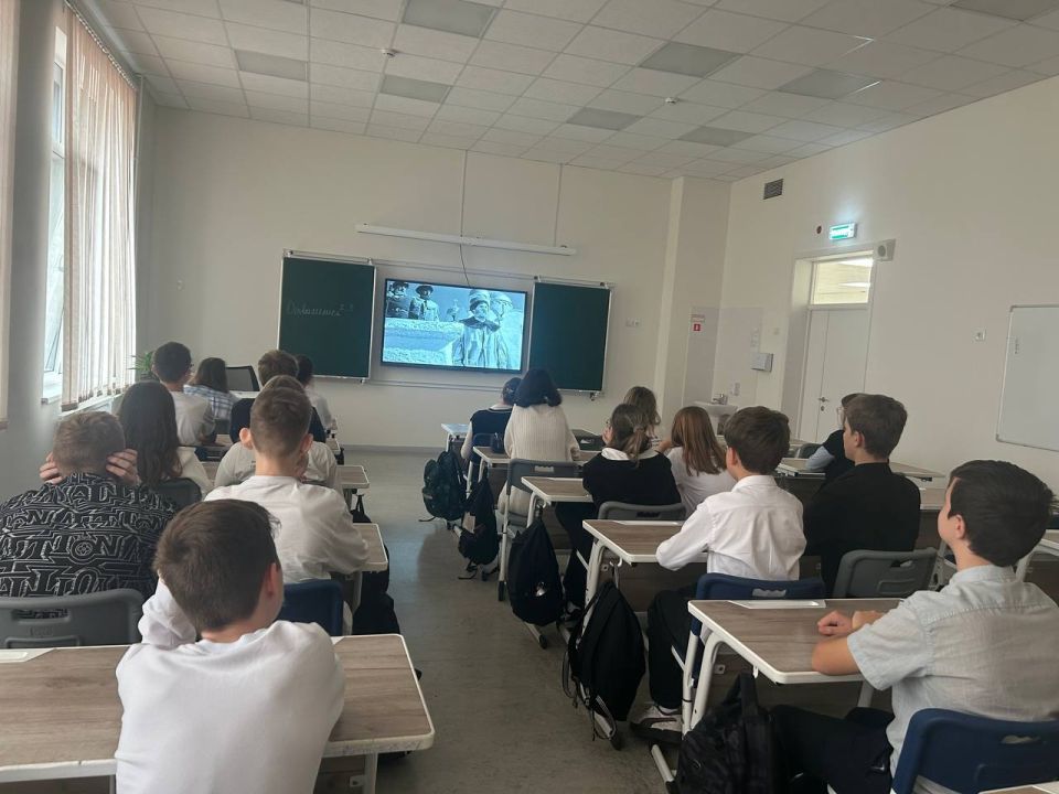 Киноурок в 7М классе!. Сегодня у нас прошел увлекательный киноурок, и мы посмотрели легендарный фильм «Александр Невский»! Все ребята были в полном восторге! Фильм погрузил нас в атмосферу исторических событий и показал...