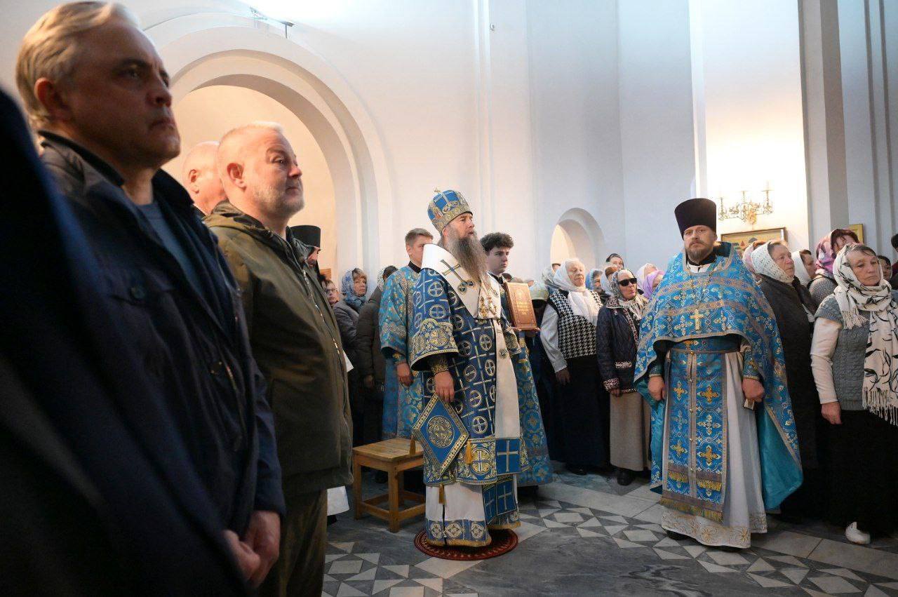 В конце ХХ века жители посёлка Загорской ГАЭС Богородское обратились с коллективным письмом к настоятелю Свято-Троицкой Сергиевой лавры, архиепископу Феогносту с просьбой помочь им воссоздать в посёлке храм в честь Успения... В конце ХХ века жители посёлка Загорской ГАЭС Богородское обратились с коллективным письмом к настоятелю Свято-Троицкой Сергиевой лавры, архиепископу Феогносту с просьбой помочь им воссоздать в посёлке храм в честь Успения...
